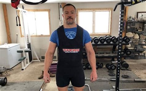 why do weightlifters wear singlets.